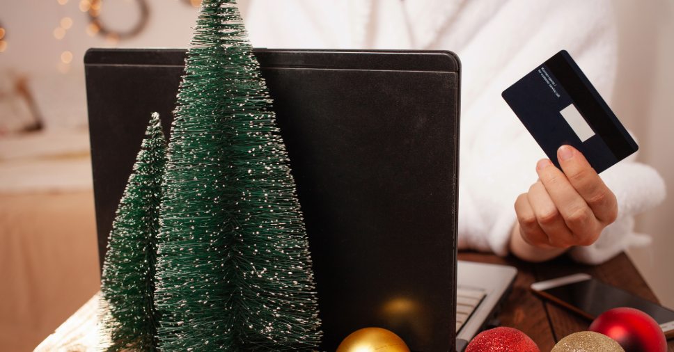 Pessoa realizando compra online, mais uma das vendas de natal em e-commerce