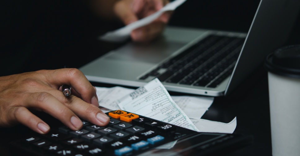 Homem fazendo calculo de Tributacao Em Marketplaces