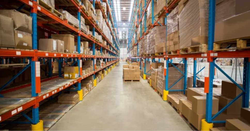 Corredor de grande galpão logístico com prateleiras para integração ERP com marketplace.