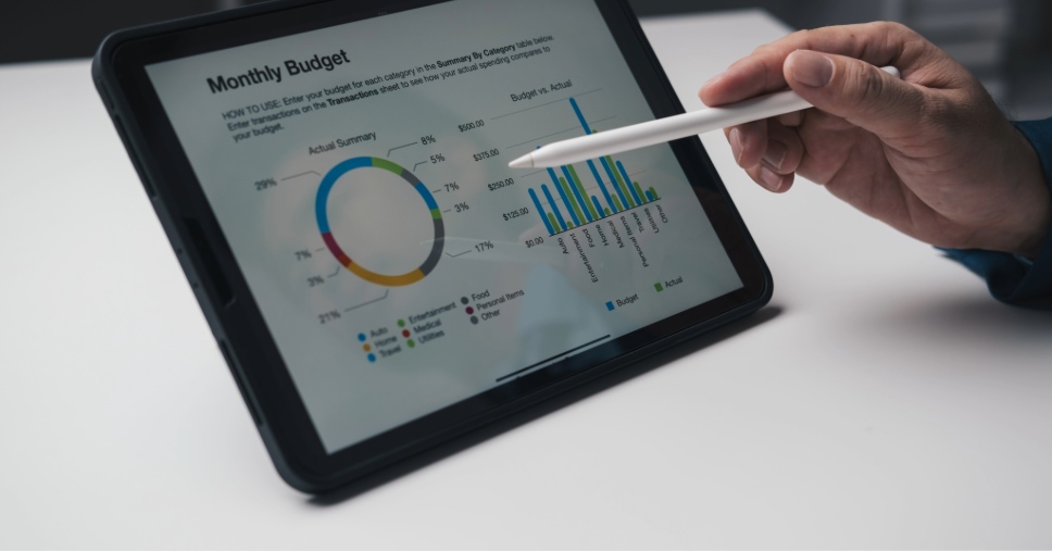Pessoa aponta caneta digital para gráficos em tablet em métricas para vendas em marketplace.