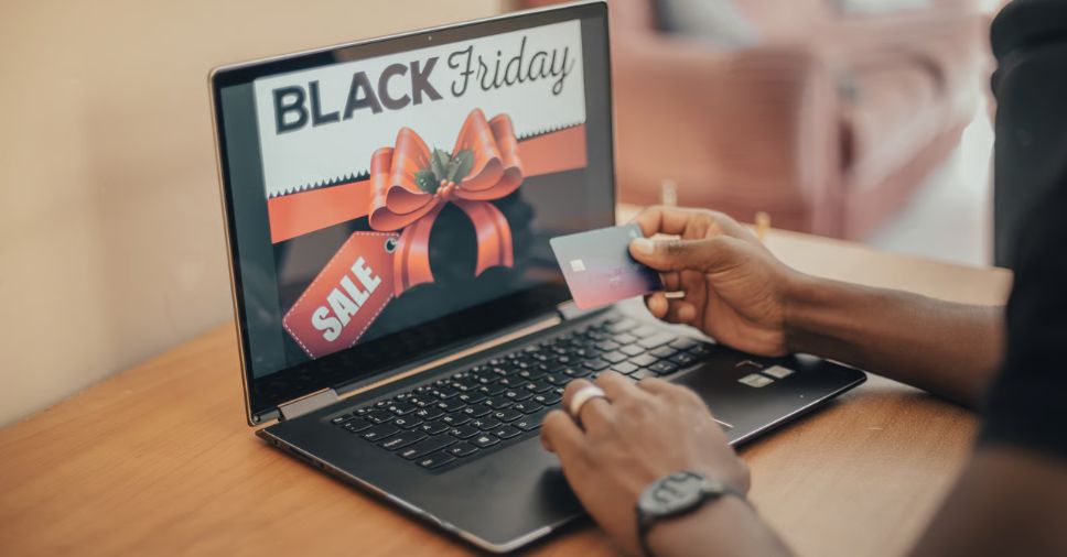Digitando dados de pagamento durante campanha de Black Friday no contexto de erros em vendas.